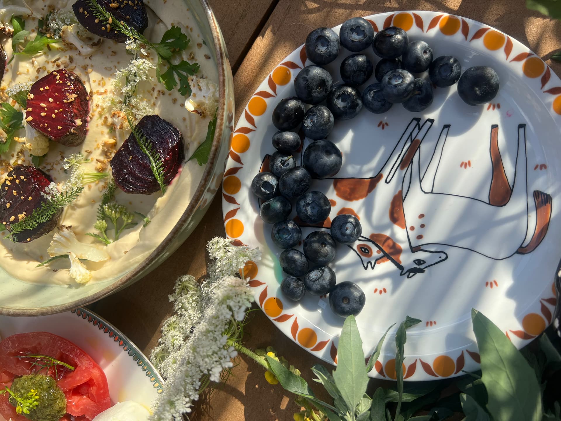 Śniadanie w stajni — hummus, borówki i sezonowe warzywa