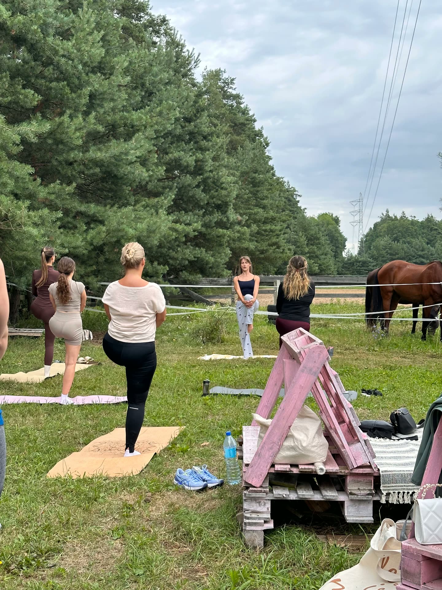 Pilates w plenerze w towarzystwie koni