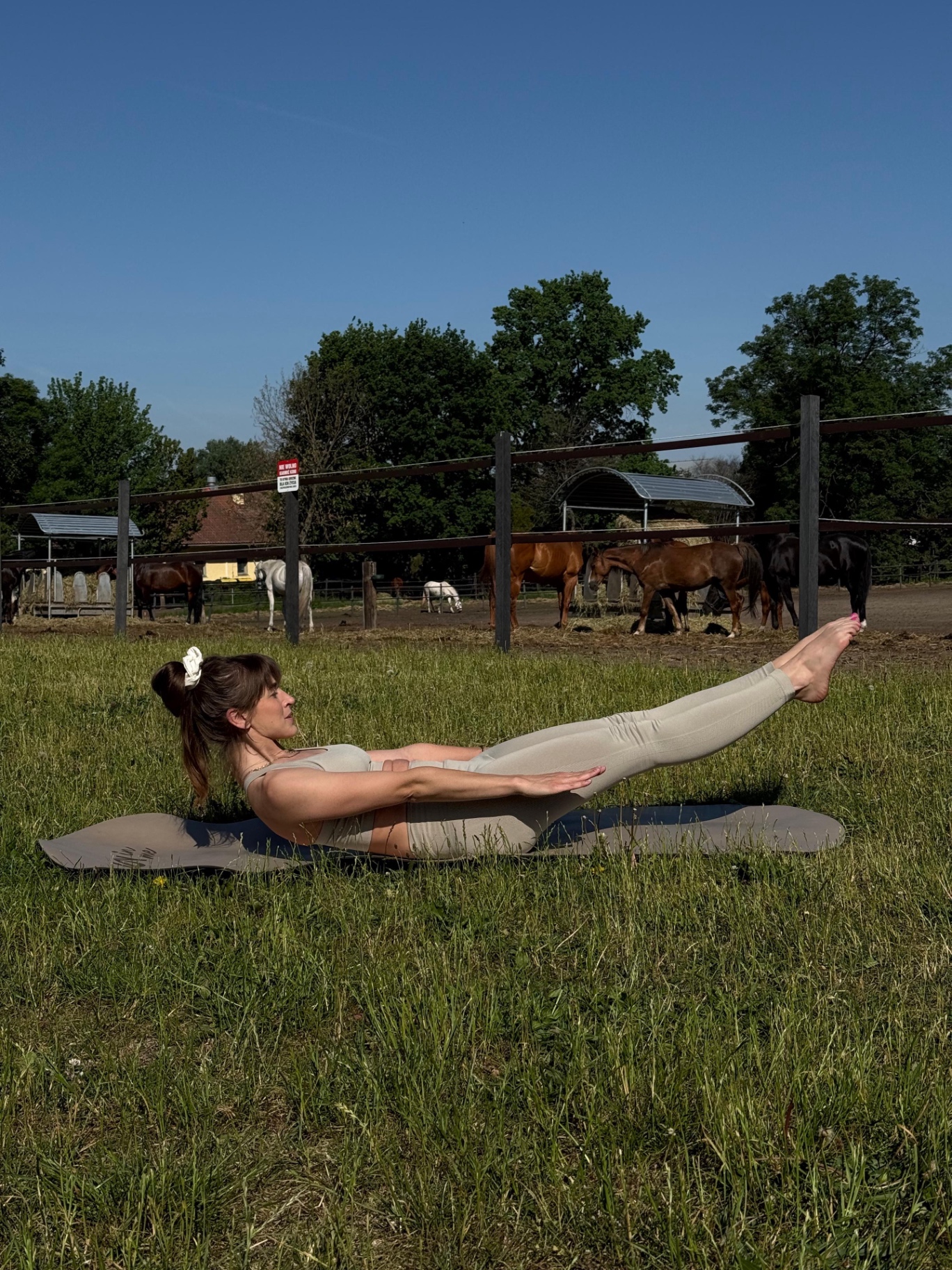 Emilia – pilates w plenerze z końmi w tle