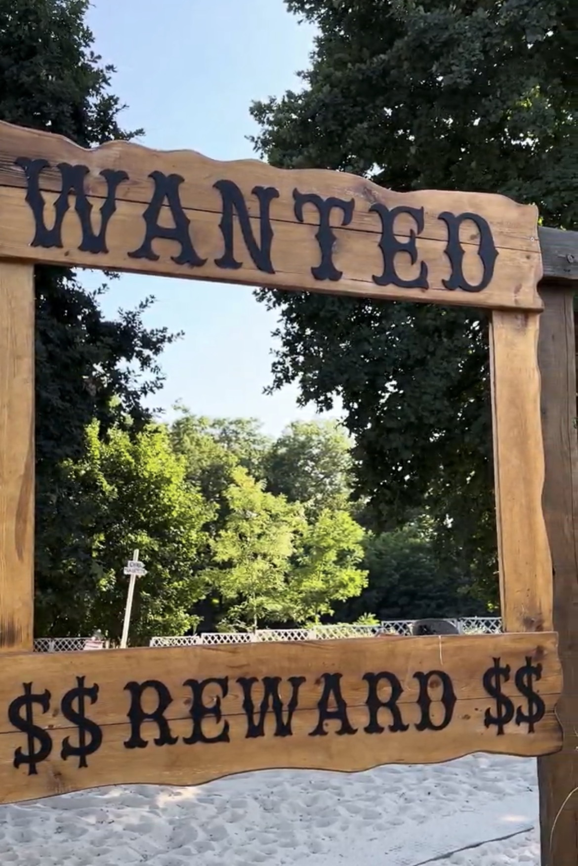 Drewniana rama „Wanted – Reward” w stylu western w Colorado Bar