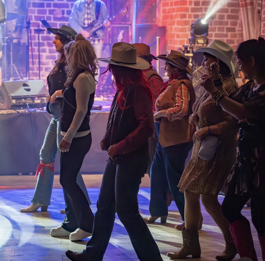 Julia prowadzi zajęcia Line Dance w kowbojskim stylu