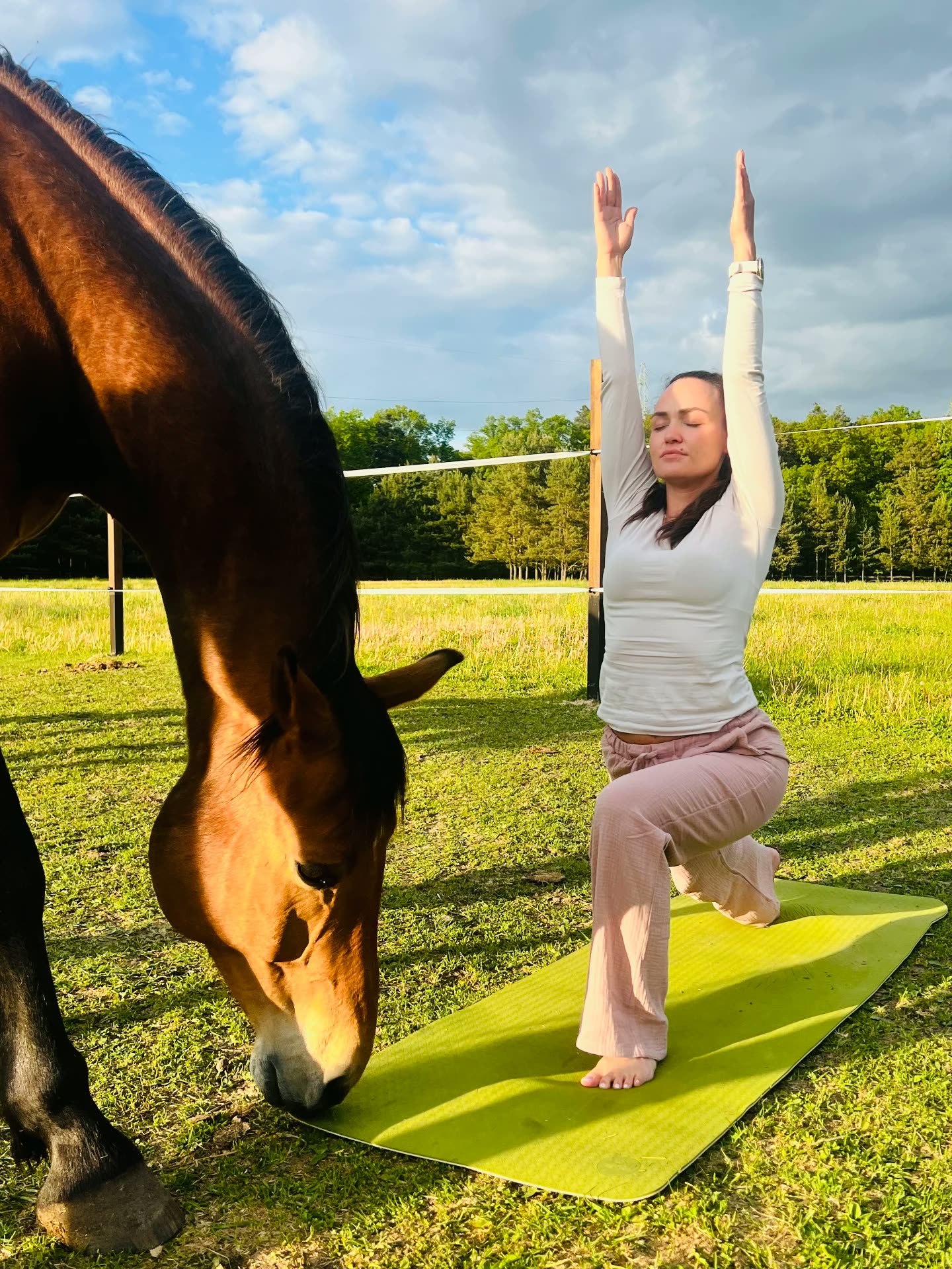 Pilates w plenerze w towarzystwie koni